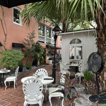 82 Queen - Courtyard - Southern Near Me - Charleston, South Carolina 82 Queen - Courtyard - Southern Near Me - Charleston, South Carolina