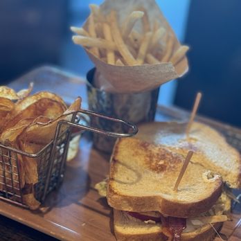 Finneys Crafthouse - Porter Ranch - Chicken club - New American Near Me - Porter Ranch, California