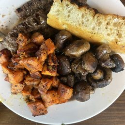 Beef plate with sweet potatoes and mushrooms