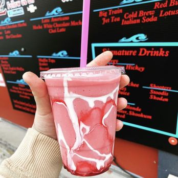 Cuzzins Coastal Coffee - wild berry jet tea w/ super cream & raspberry + marshmallow drizzle - Coffee & Tea Near Me - Aberdeen, Washington