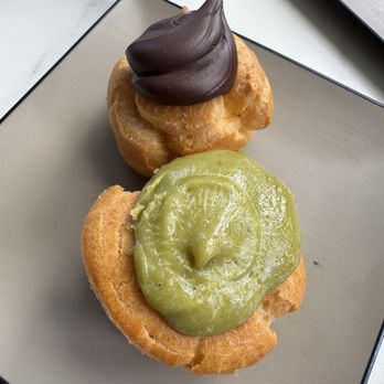 Liliha Bakery - matcha cream puff - Bakeries Near Me - Honolulu, Hawaii