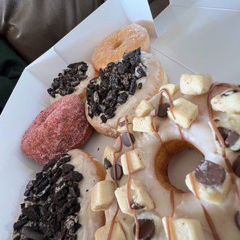 Beechwood Doughnuts - Cookie dough/ cookies and cream/glazed/ raspberry cronut - Donuts Near Me - Saint Catharines, Ontario