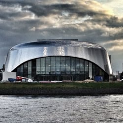 Theater an der Elbe - Das neue Theater an der Elbe, von der Elbe aus gesehen.