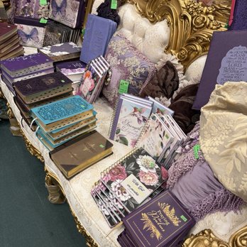 Patricia's Victorian House - Tons of books - Antiques Near Me - Branson, Missouri Patricia's Victorian House - Tons of books - Antiques Near Me - Branson, Missouri