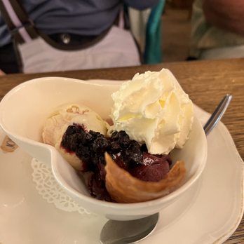 Restaurant Joséphine - Blueberries with vanilla ice cream and blueberry sorbet - French Near Me - Chamonix-Mont-Blanc, 74 Restaurant Joséphine - Blueberries with vanilla ice cream and blueberry sorbet - French Near Me - Chamonix-Mont-Blanc, 74