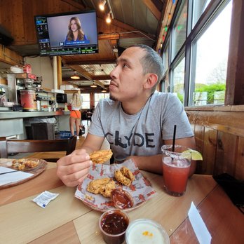Hooters - Sports Bars Near Me - Schaumburg, Illinois