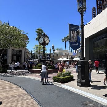 Venchi - Front of store - Gelato Near Me - Glendale, California