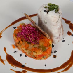 Azahar - Turbante de merluza de pincho relleno de algas marinas, menestrilla de frutas y verduras con jugo de ostras