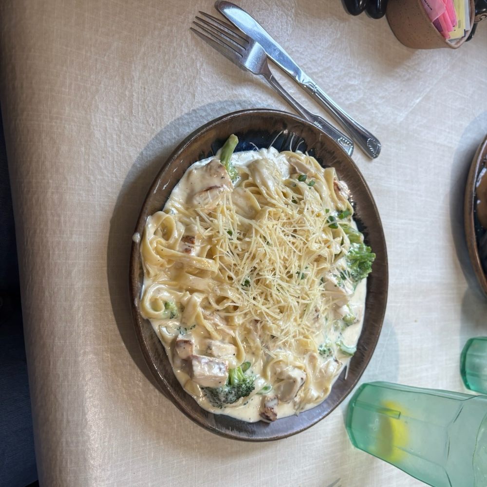 Old Mill Pottery House Cafe - Chicken Broccoli Alfredo - American Near Me - Pigeon Forge, Tennessee Old Mill Pottery House Cafe - Chicken Broccoli Alfredo - American Near Me - Pigeon Forge, Tennessee