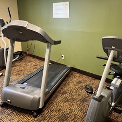 Quality Inn - Gym with cardio equipment