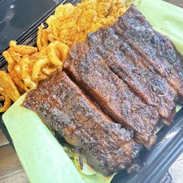 Pork rib plate with curly fries and mac and cheese Pork rib plate with curly fries and mac and cheese