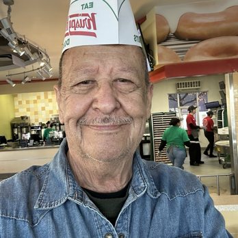 Krispy Kreme - Yep, now you know what Robert "Pelos Parados" Ponce, looks like - Donuts Near Me - Burbank, California