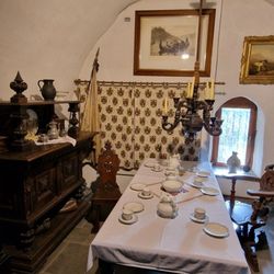 Rheinfels Castle - Möbel und Geschirr im Museum