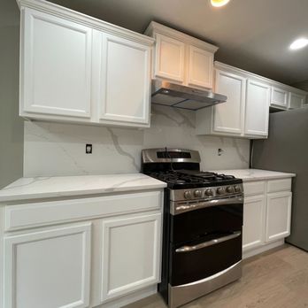 Elite Kitchen & Bath - Deluxe white shaker kitchen cabinets with quartz countertop full height backsplash - Cabinetry Near Me - Tacoma, Washington