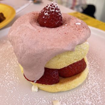 Flipper's - strawberry soufflé pancake - Pancakes Near Me - West Hollywood, California