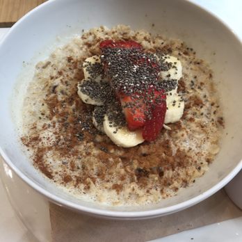 Picnic - Porridge con banane, fragole, chia, uvetta e cannella - Cafes Near Me - Glasgow, GLG