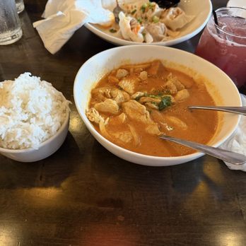 District 6 - Red Curry Chicken - Gastropubs Near Me - Louisville, Kentucky District 6 - Red Curry Chicken - Gastropubs Near Me - Louisville, Kentucky