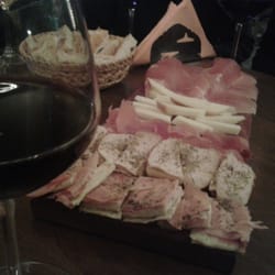 Il Colpo al Cerchio - calice di rosso e tagliere