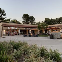 Bruster's Real Ice Cream - Lots of people gathering this warm evening!