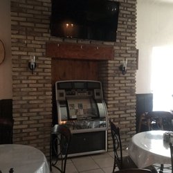 Popsie's Bar And Grill - Jukebox and TV
