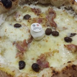 IQuintili - Zuccotta: Pizza con provola, pancetta croccante, olive taggiasche con cornicione ripieno di ricotta e crema di zucca