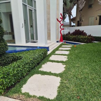 Paver Man - BEFORE - ratty looking path to entrance - Masonry/Concrete Near Me