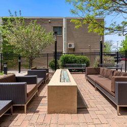 Buzza Lofts of Uptown - Outdoor patio with fire pit