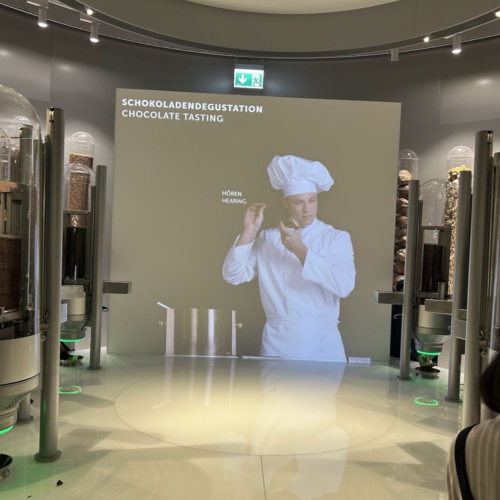 Lindt Factory Outlet - Chocolatiers & Shops Near Me - Kilchberg, ZH