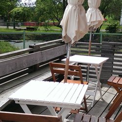 Skäve Café - En del av ute verandan och den lilla dammen i bakgrunden