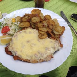Und Tschüß - Schnitzel überbacken mit Würzfleisch und Käse. Dazu Bratkartoffeln. Sehr lecker