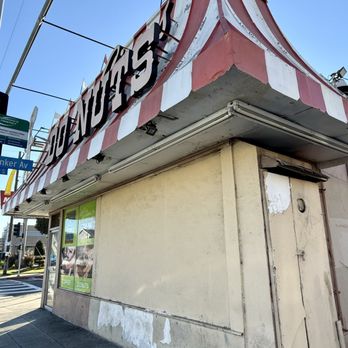 Circus Donuts - Side Entrance (facing Carson St.; door was locked) - Bakeries Near Me - Torrance, California Circus Donuts - Side Entrance (facing Carson St.; door was locked) - Bakeries Near Me - Torrance, California