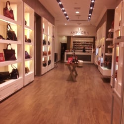 Amphora Mall Tobalaba - Interior de Amphora, todas las carteras situadas para la promoción.