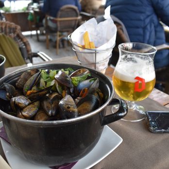 Poules Moules - White wine mussels with fries - Belgian Near Me - Bruges, VWV Poules Moules - White wine mussels with fries - Belgian Near Me - Bruges, VWV