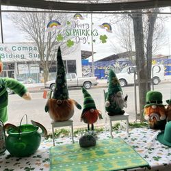 Bruni's Breakfast & Burgers - Colorful holiday decor