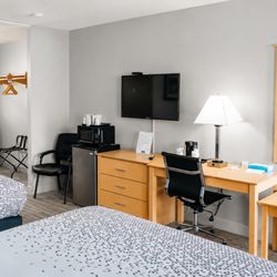 Quiet Corner Inn - Two Queen Beds