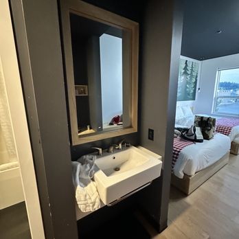 Raven Inn - Sink - Hotels & Travel Near Me - Whitehorse, Yukon