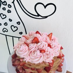 Corazón Agridulce - Pastel de crepas, relleno de queso crema y fresas