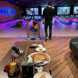 Nice lanes! Great pizza Nice lanes! Great pizza