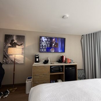 The Wayfarer San Diego - large tv - no streaming services - San Diego, CA