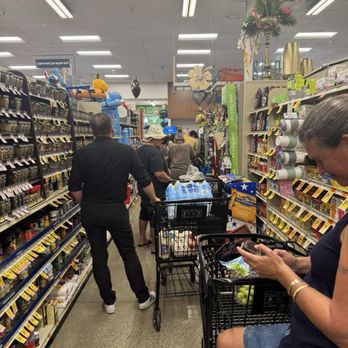 Safeway - Waiting in line - Grocery Near Me - Kapaa, Hawaii