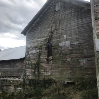 Wilklow Orchards - Barn - Fruits & Veggies Near Me - Highland, New York