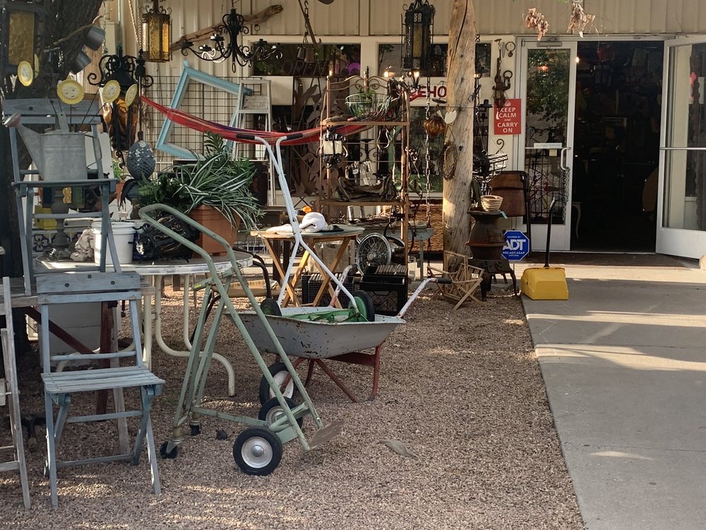 THRIFTY QUEEN Updated June 2024 36 Photos & 11 Reviews 513 Camino