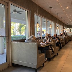 Mo's Bagels & Deli - Inside