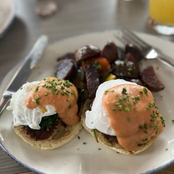 Dune Lounge - Crab cake Benedict- just ok - New American Near Me - Montauk, New York