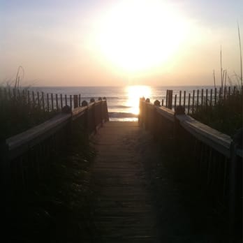 Holiday Inn Express Nags Head Oceanfront - Walkway to beach from parking lot of hotel - Hotels Near Me - Nags Head, North Carolina Holiday Inn Express Nags Head Oceanfront - Walkway to beach from parking lot of hotel - Hotels Near Me - Nags Head, North Carolina