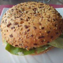 Le Galino - River Burger au saumon, un burger très frais et qui rassasie un bon estomac.