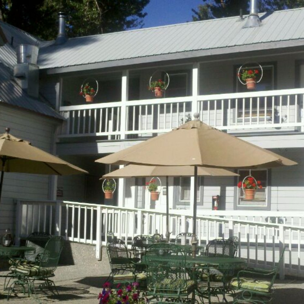 Bidwell House - Back area where you can enjoy a dinner meal - Bed & Breakfast Near Me - Chester, California Bidwell House - Back area where you can enjoy a dinner meal - Bed & Breakfast Near Me - Chester, California