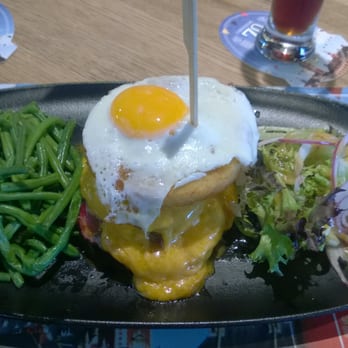 Les 3 Brasseurs - Voici leur burger Country : deux galettes de pommes de terre, du cheddar, de l'oeuf, un steak, des haricots verts, un régal ! - Brasseries Near Me - Lescar, 64