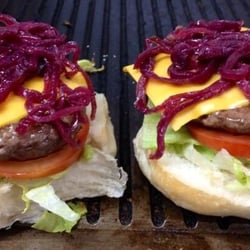 Nick Art Burger And More - Cheese burger con la nostra cipolla rossa di tropea pomodoro ed iceberg... prova a resistere!