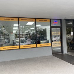 World of Smoke & Vape - Pinecrest North - Store front